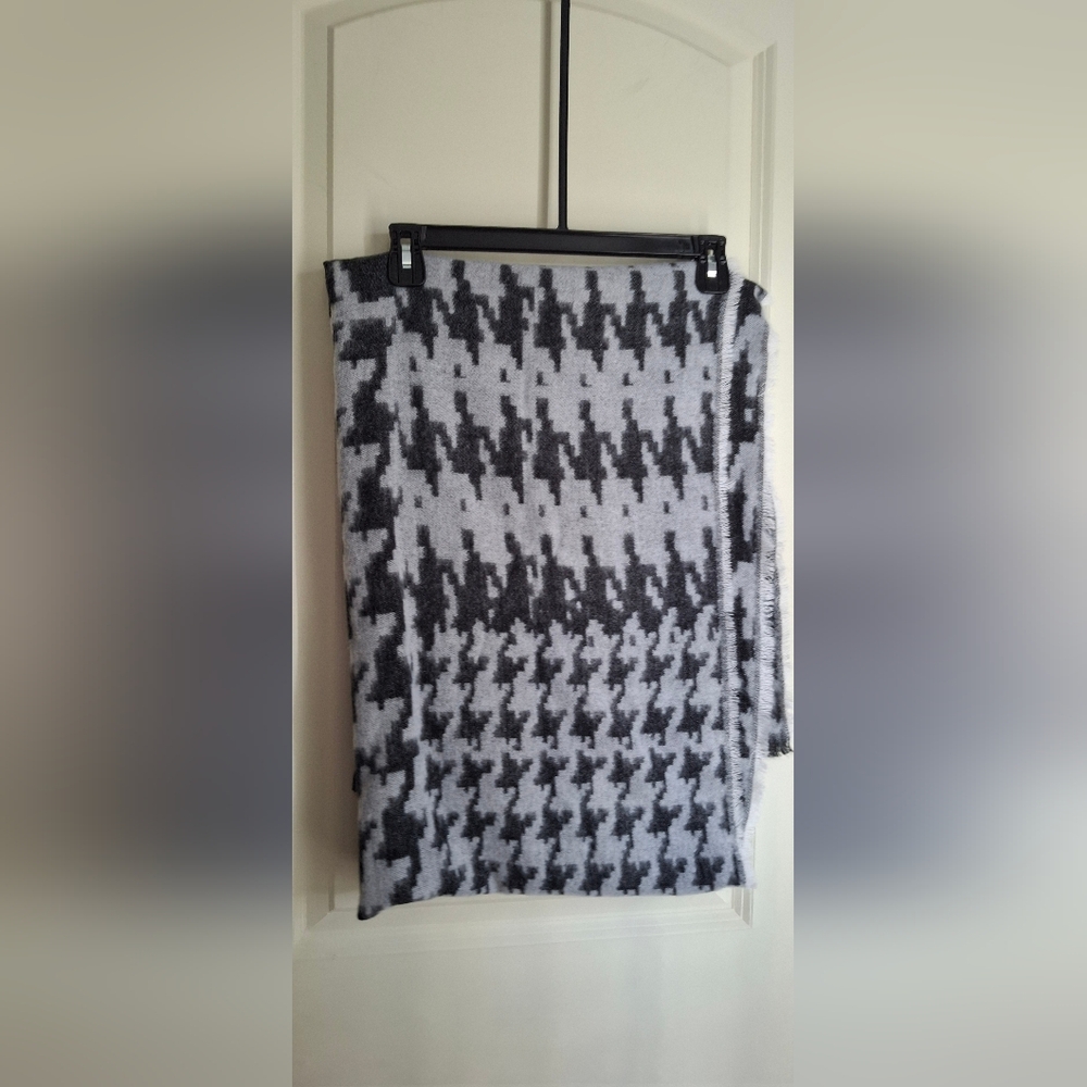 Scarf Wrap Black and Gray Houndstooth Boho Cottagecore Goth Formal‎